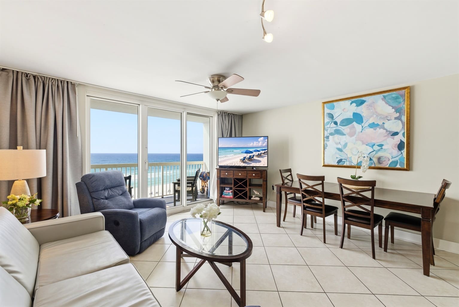 Living space in Pelican Beach Resort Unit 707